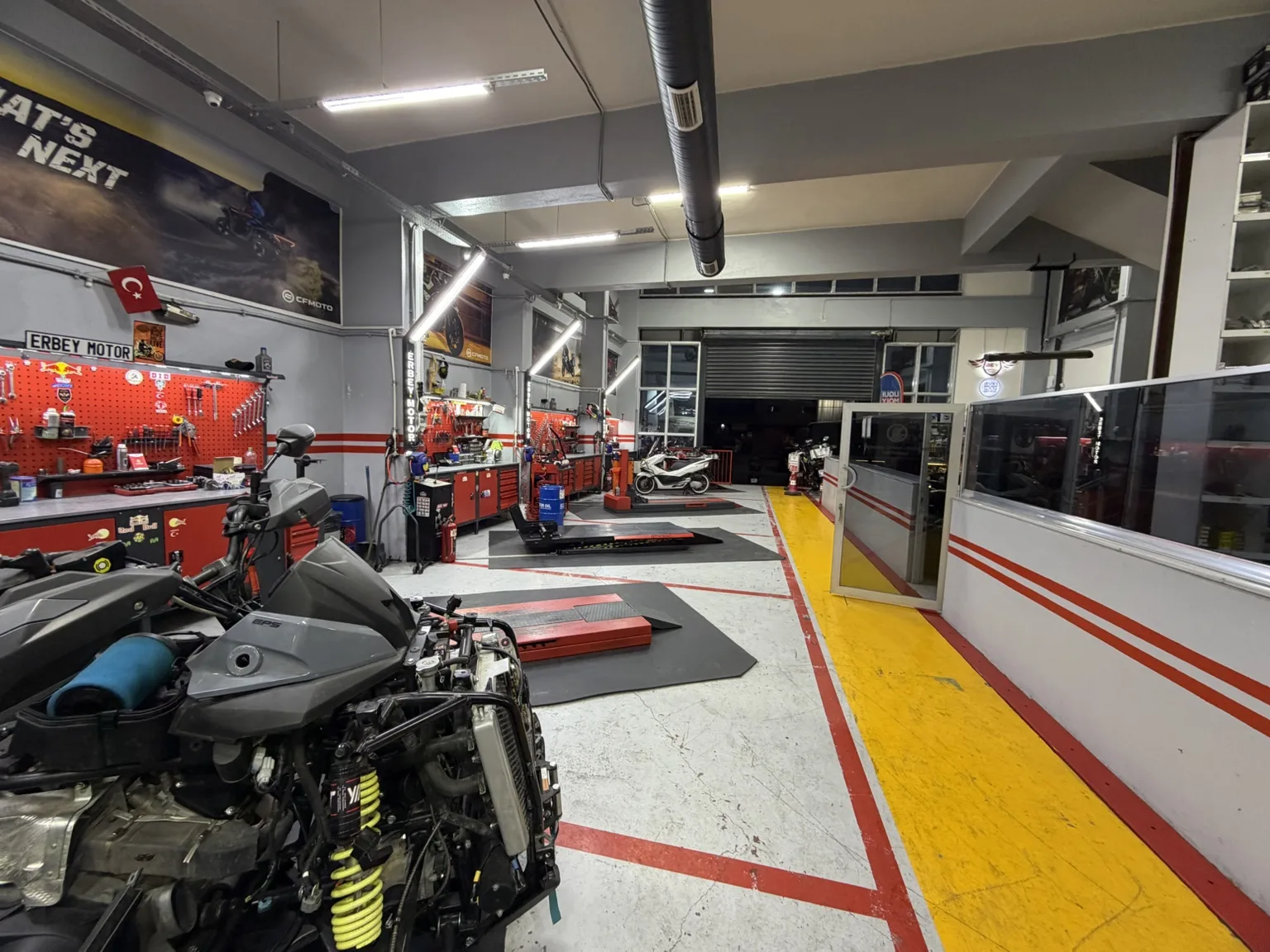 Erbey Motor motosiklet bakım alanı